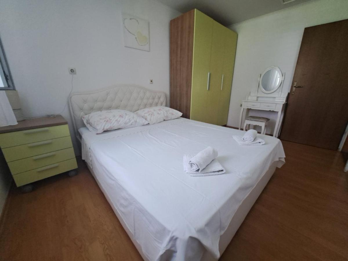 Apartmani Dijana Palit Exterior foto