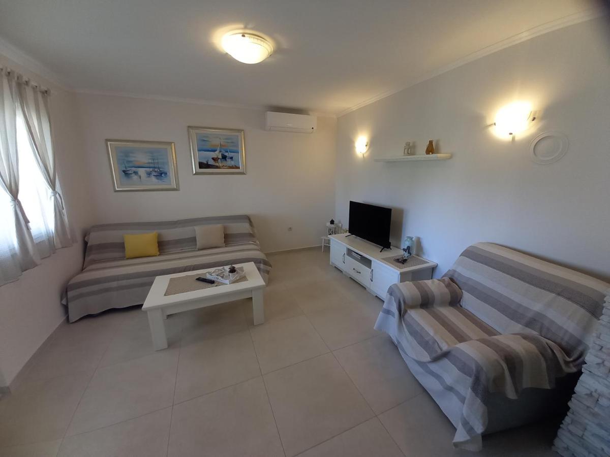 Apartmani Dijana Palit Exterior foto